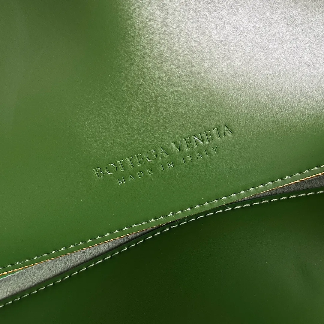 Batch 1680 Inspired by the 1970s, the Bottega Veneta women's logo shoulder bag has a smooth leather surface that brings a clean and handsome feel, just like the neatness and tenacity of a working woman. The front buckle is made of high-quality hardware pendant, the overall retro elegance, and the excellent leather feels soft. This Bottega Veneta series can be described as beautiful, weakening the complexity of the outfit, not competing for it, and only using the best quality to interpret itself. Style number: 806034 (large size) Size: 30*20*8cm